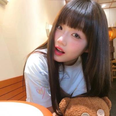 她的微笑像颗糖